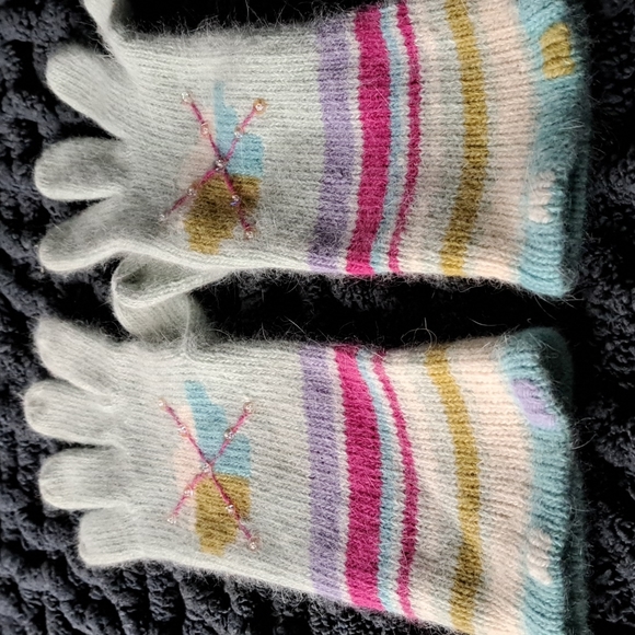 NWT wool/angora adorable gloves. Mint colored with multicolored pattern - Picture 3 of 8